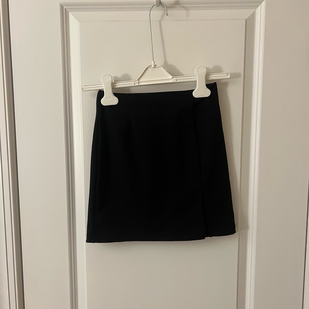 Black Miniskirt with Sideslit (XXS, w23)